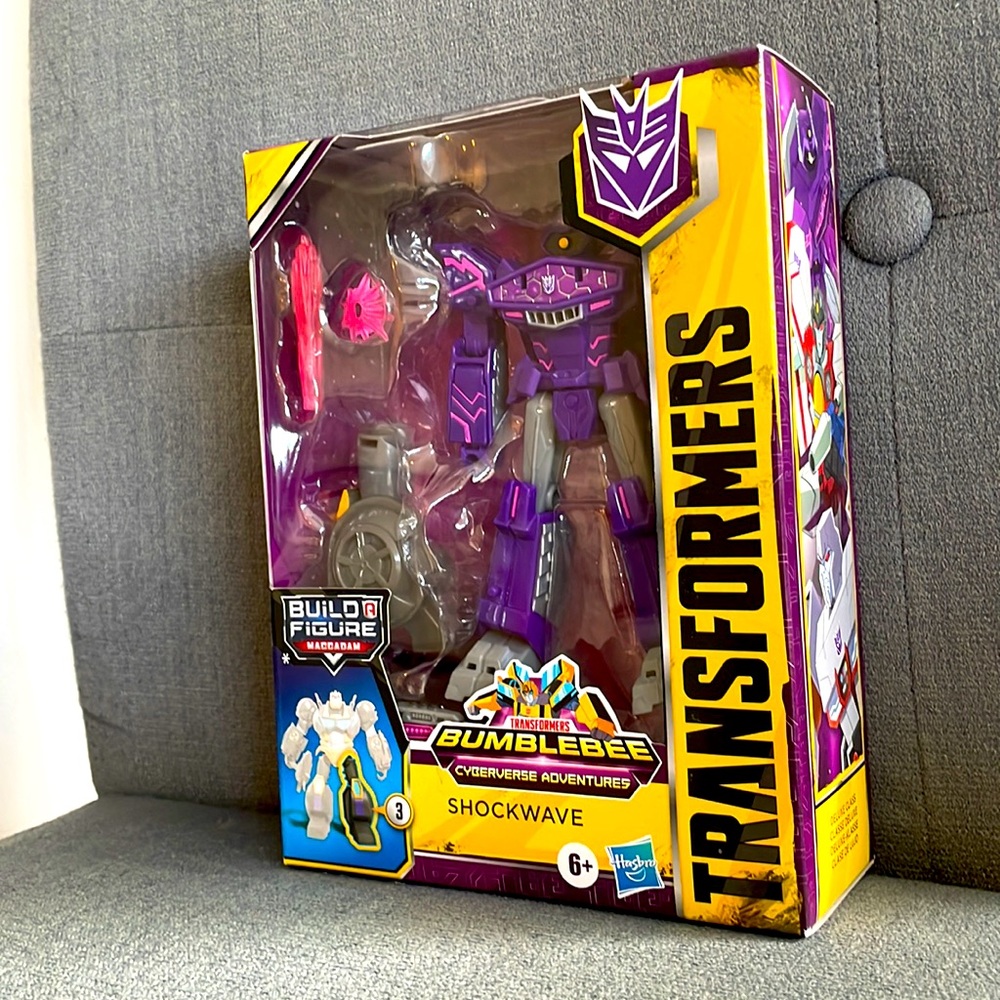 Transformers Bumblebee Cyberverse Adventures Deluxe Shockwave Action Figure
